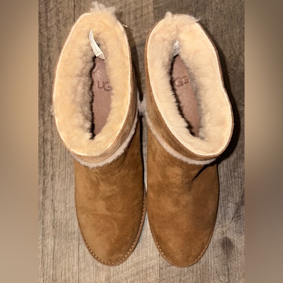 UGG Kasen Boots - Picture 5 of 7